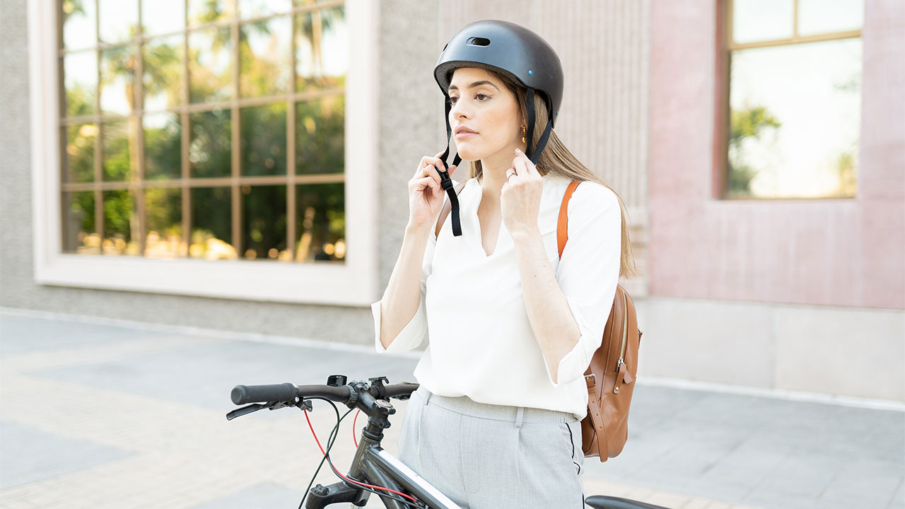 自転車通勤者必見！ヘルメットの持ち運び問題を解決する3つのアイデアと便利アイテム