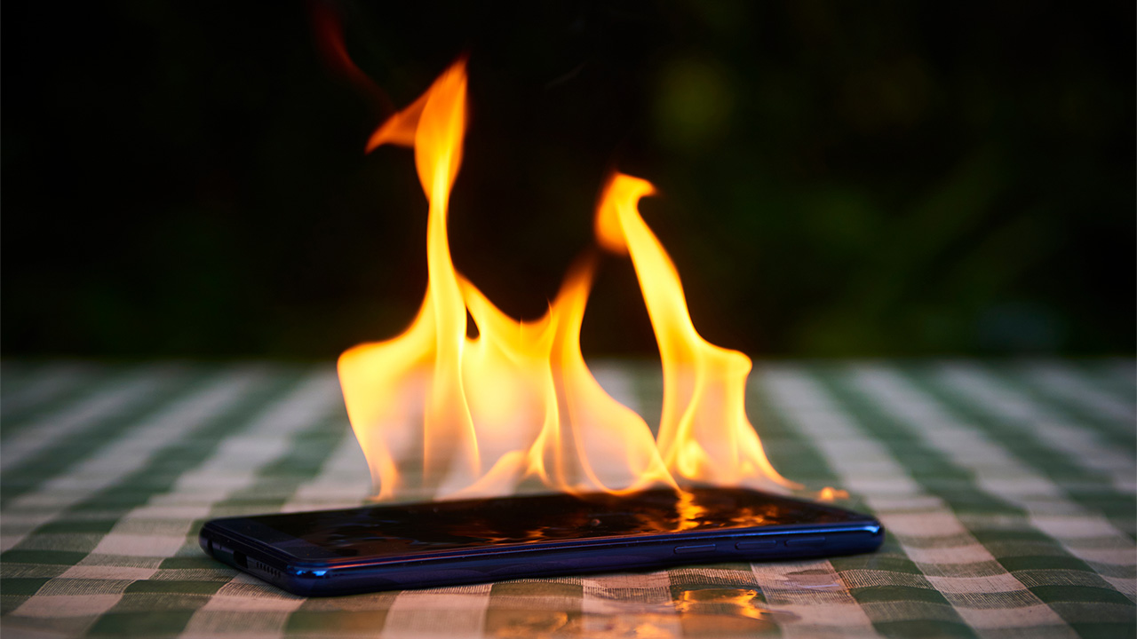 スマホが発火しているイメージ
