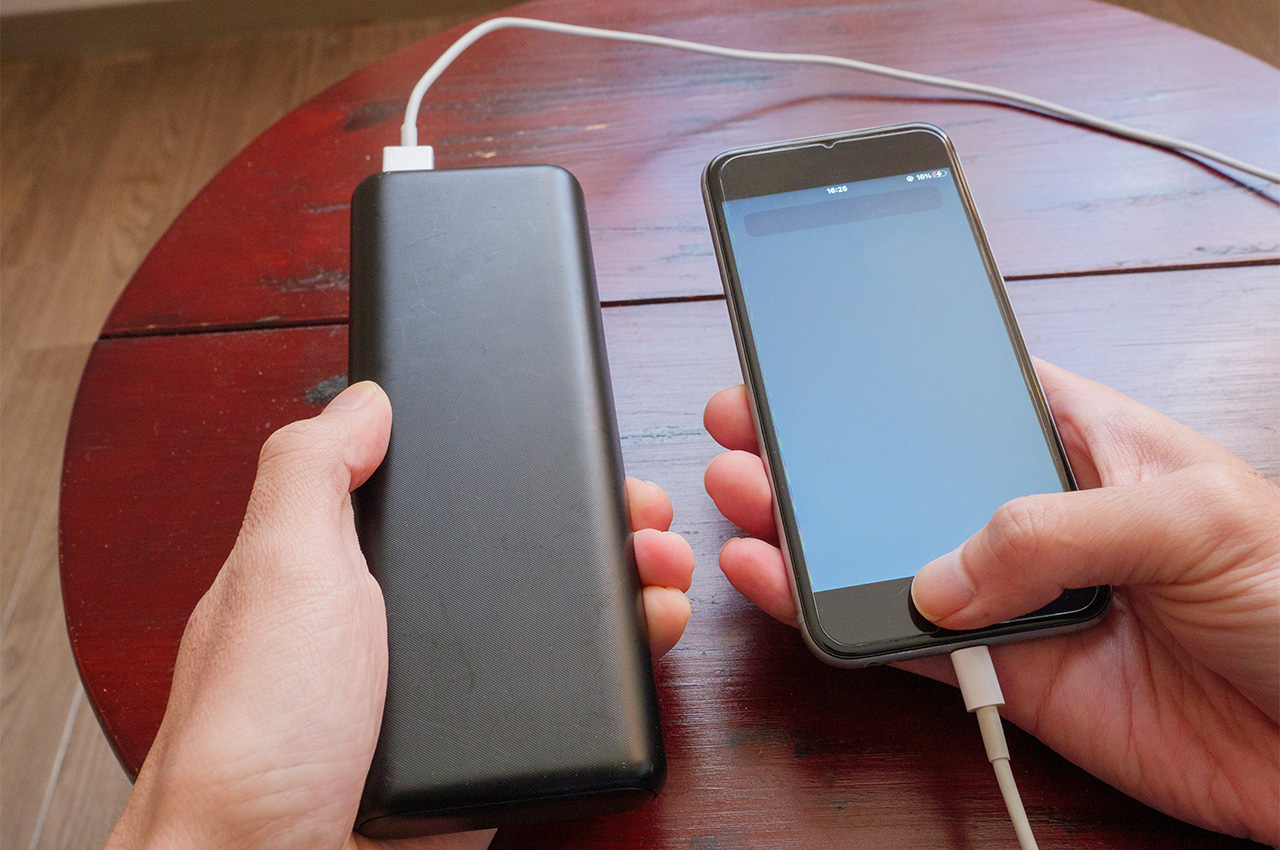 スマホ操作しながら充電している様子